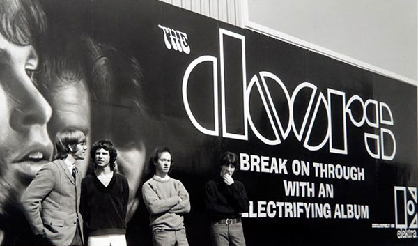Билборд, рекламирующий первый альбом The Doors
